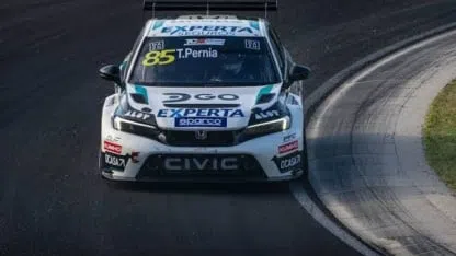 Tiago Pern&iacute;a, con chances de coronarse en el TCR Europe