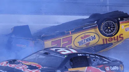 Joey Logano sufrió un aterrador vuelco en Talladega y lanzó una frase impactante Joey Logano sufrió un aterrador vuelco en Talladega y lanzó una frase impactante