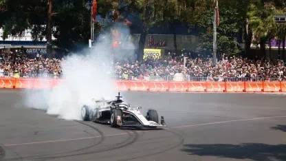 Checo P&eacute;rez hizo un road show en M&eacute;xico con un F2 decorado de Cadillac