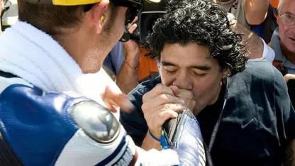 El encuentro de Maradona y Rossi en el MotoGP de Misano 2008 El encuentro de Maradona y Rossi en el MotoGP de Misano 2008