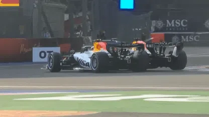 El inentendible incidente entre Verstappen y Lawson en el FP2 de México El inentendible incidente entre Verstappen y Lawson en el FP2 de México