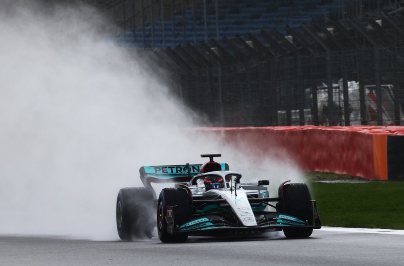 Mercedes gir&oacute; con el W13 en Silverstone