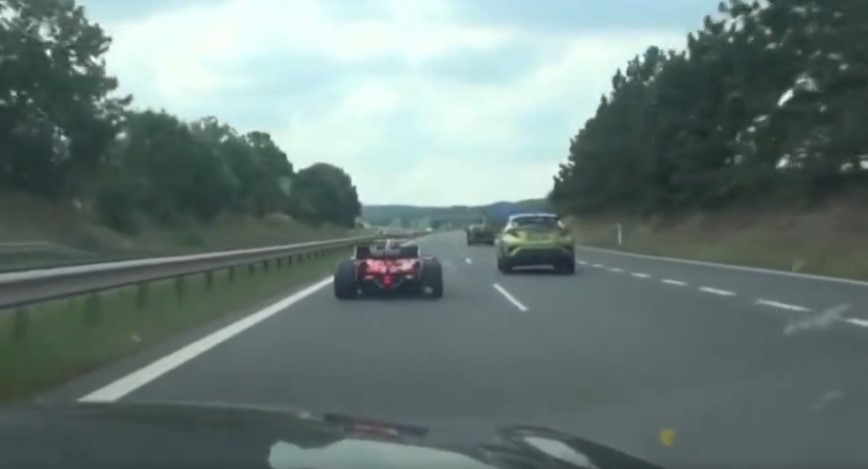 VIDEO: &iexcl;ins&oacute;lito! Un auto de carrera por la autopista