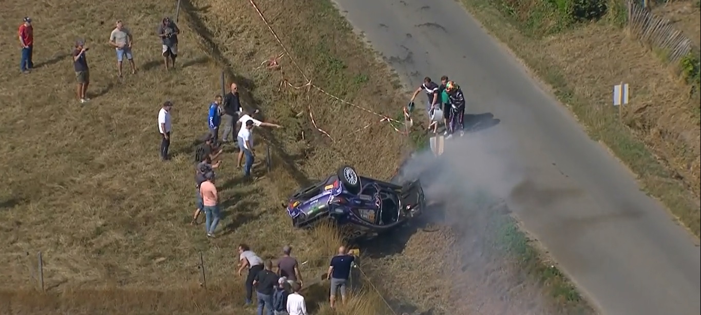 VIDEO: Sufri&oacute; un impactante vuelco y su auto se prendi&oacute; fuego