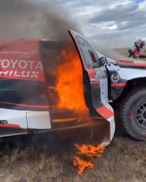 VIDEO: impactante incendio de la Toyota Hilux de Al- Rajhi
