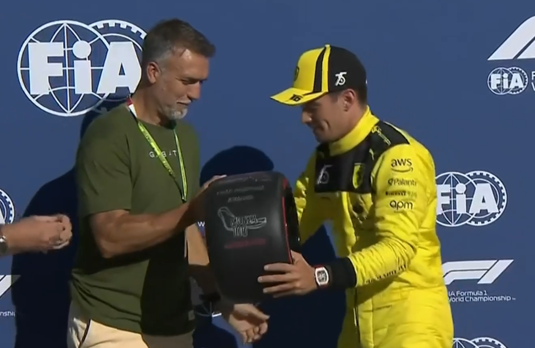 VIDEO: Batistuta le entregó a Leclerc el premio por la pole position de F1 en Monza VIDEO: Batistuta le entregó a Leclerc el premio por la pole position de F1 en Monza