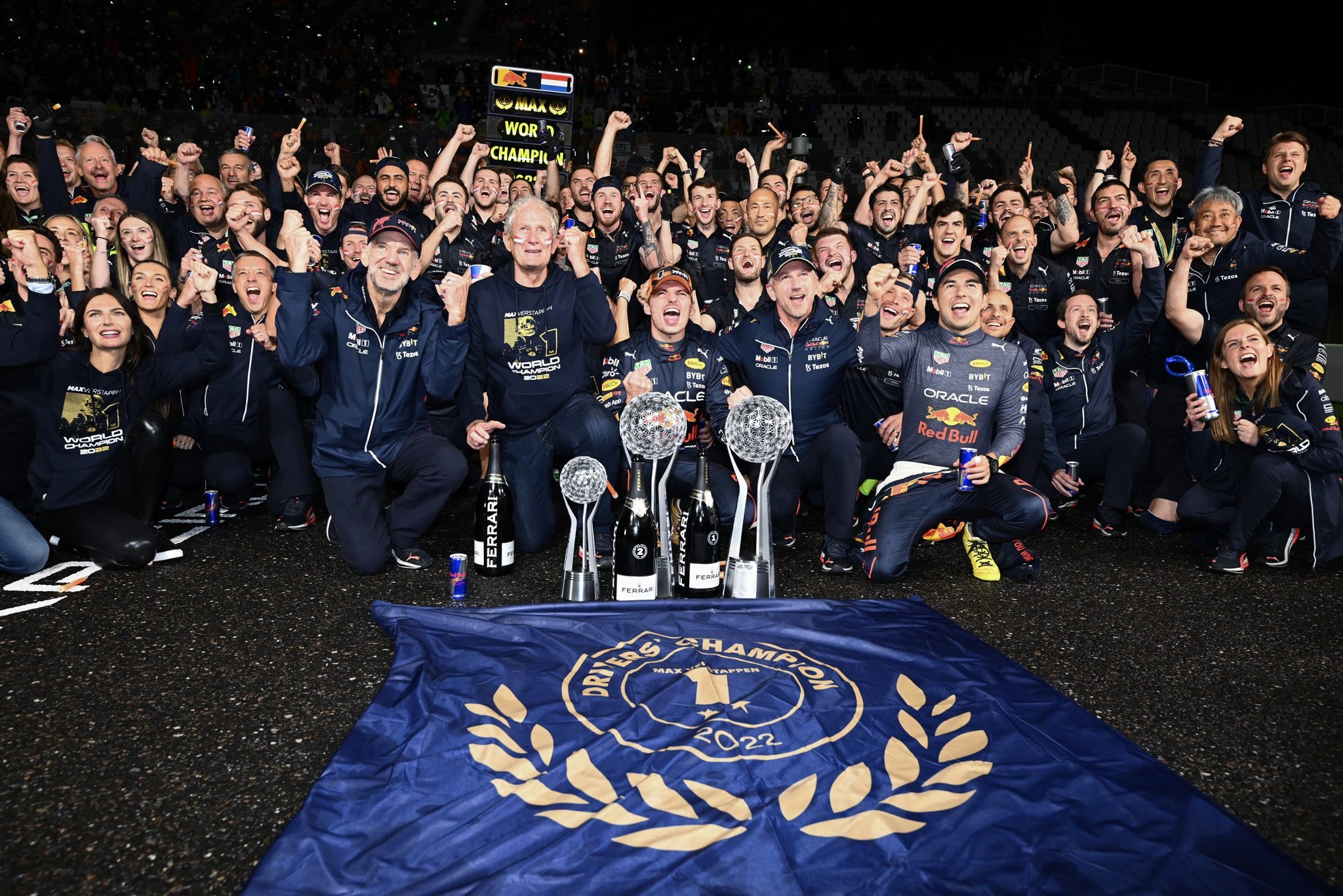 Max Verstappen ganó en Japón y se consagró bicampeón de F1 Max Verstappen ganó en Japón y se consagró bicampeón de F1