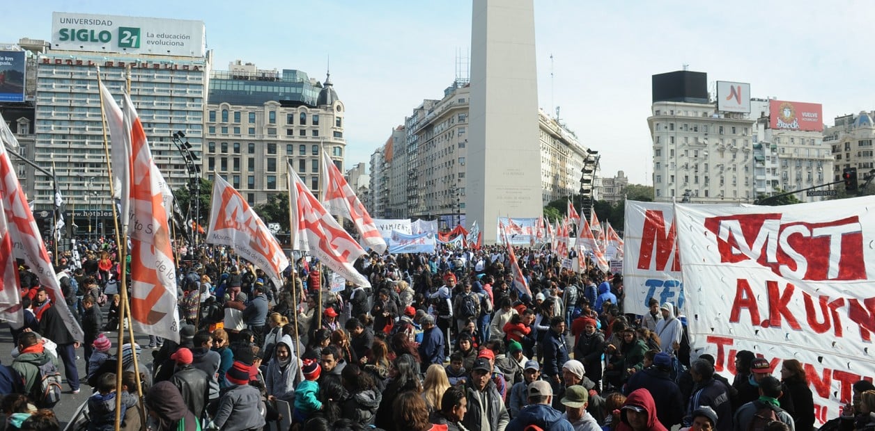 Fin del caos: los piqueteros levantaron la protesta en la avenida 9 de Julio Fin del caos: los piqueteros levantaron la protesta en la avenida 9 de Julio
