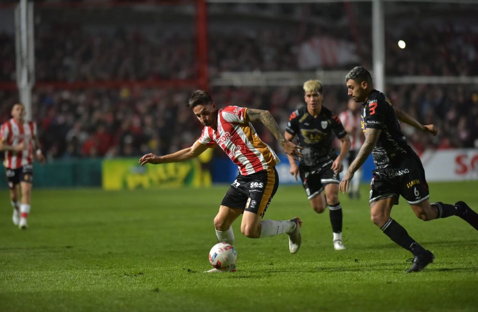 Noche de definiciones: Estudiantes de Buenos Aires e Instituto, por el segundo ascenso a Primera Noche de definiciones: Estudiantes de Buenos Aires e Instituto, por el segundo ascenso a Primera
