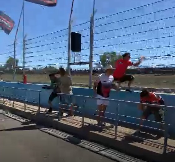 VIDEO: TN: ¡Locura total! el festejo del equipo de Castellano por el campeonato VIDEO: TN: ¡Locura total! el festejo del equipo de Castellano por el campeonato