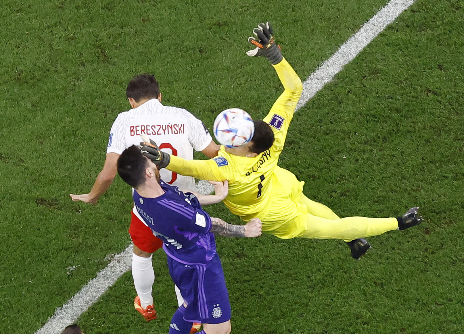 La divertida an&eacute;cdota entre Messi y Szczesny, en pleno partido entre Argentina y Polonia