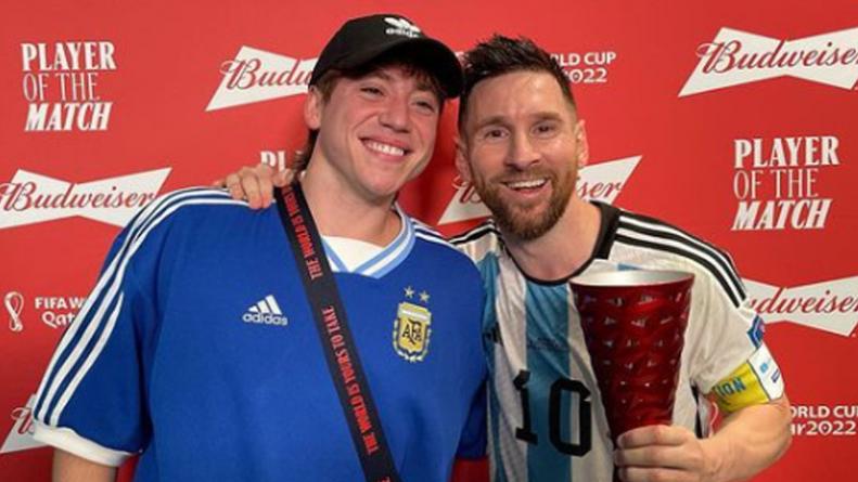 Video: la reacci&oacute;n de Messi, luego de que Paulo Londra le entregue un premio tras el partido ante Australia