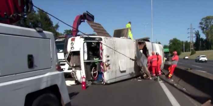 Nuevo accidente en la Panamericana: volcó un micro que transportaba caballos al Hipódromo de San Isidro Nuevo accidente en la Panamericana: volcó un micro que transportaba caballos al Hipódromo de San Isidro