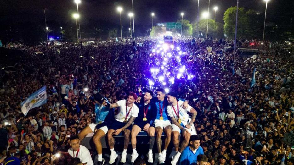 VIDEO: la multitud que recibió a la Selección Argentina en altas horas de la madrugada VIDEO: la multitud que recibió a la Selección Argentina en altas horas de la madrugada