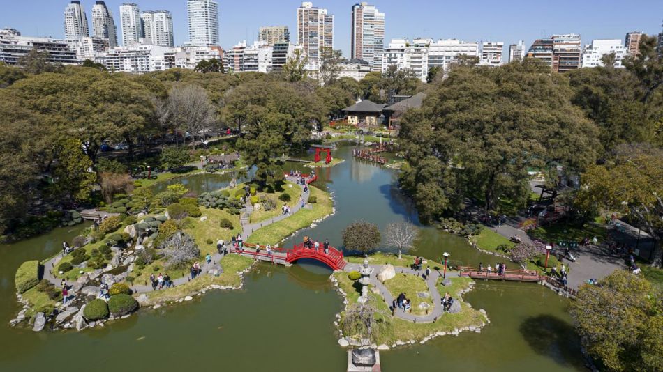 Una rama gigante cayó encima de dos personas y casi provoca una tragedia en el Jardín Japonés Una rama gigante cayó encima de dos personas y casi provoca una tragedia en el Jardín Japonés