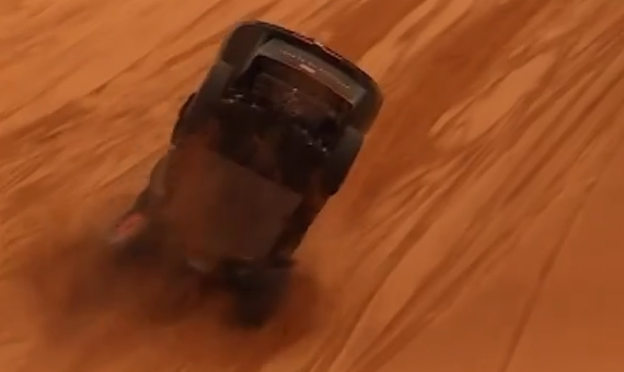 VIDEO: imágenes espectaculares del nuevo accidente de Carlos Sainz en el Dakar 2023 VIDEO: imágenes espectaculares del nuevo accidente de Carlos Sainz en el Dakar 2023