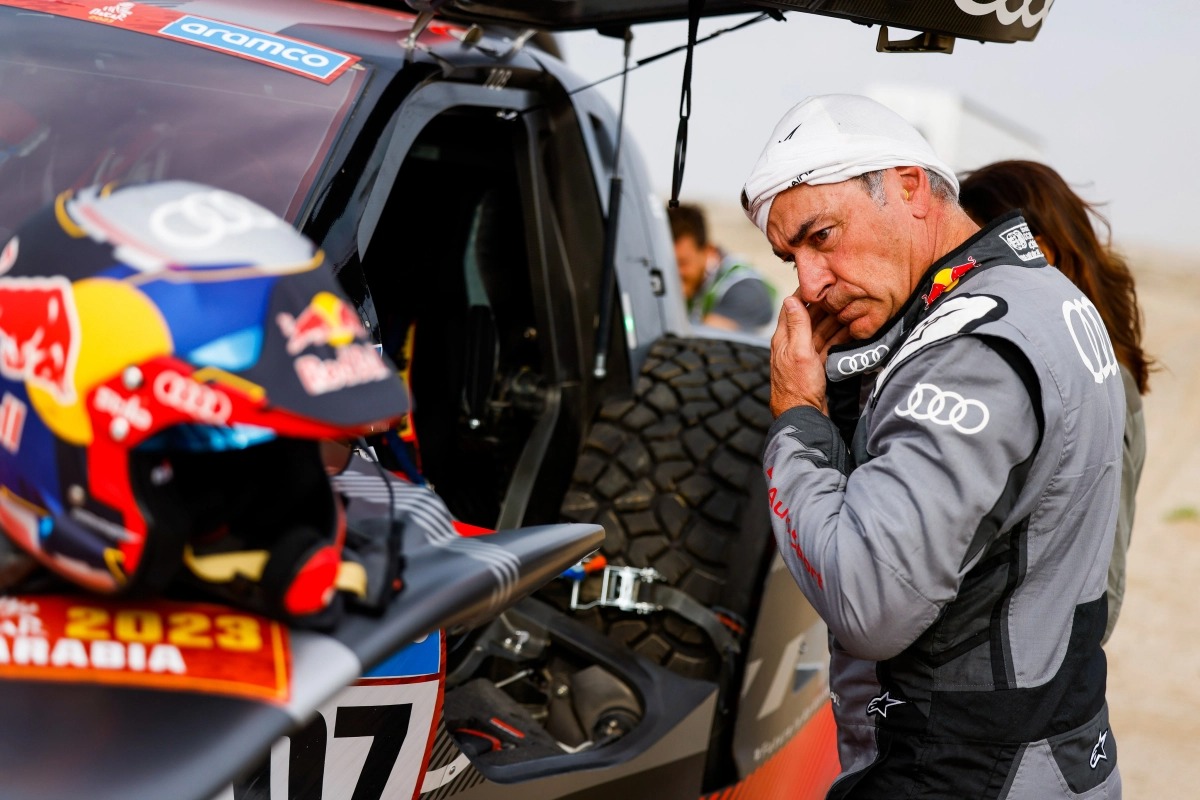 Carlos Sainz anunci&oacute; que se fractur&oacute; dos v&eacute;rtebras tras el Dakar 2023
