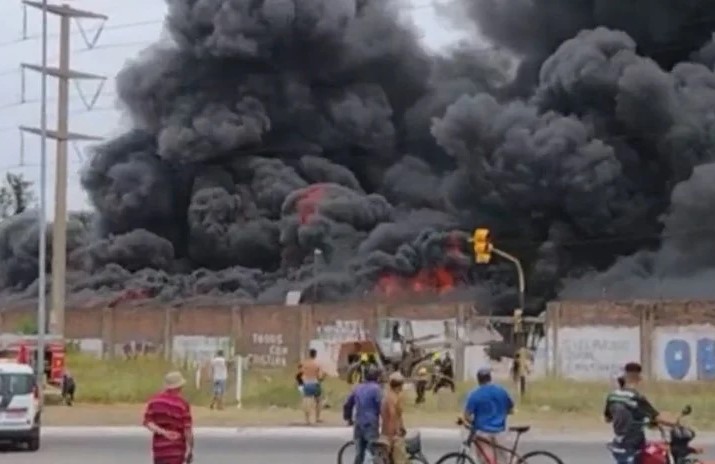 Video: impactante incendio en un dep&oacute;sito de micros en Berazategui
