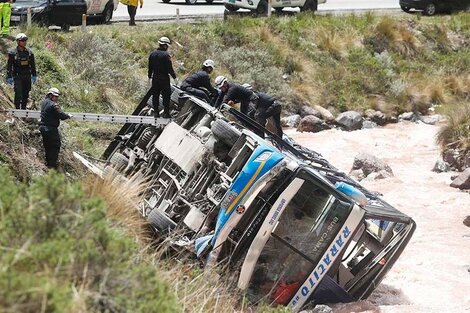 Tragedia en Perú: un colectivo cayó a un precipicio y fallecieron 25 personas Tragedia en Perú: un colectivo cayó a un precipicio y fallecieron 25 personas