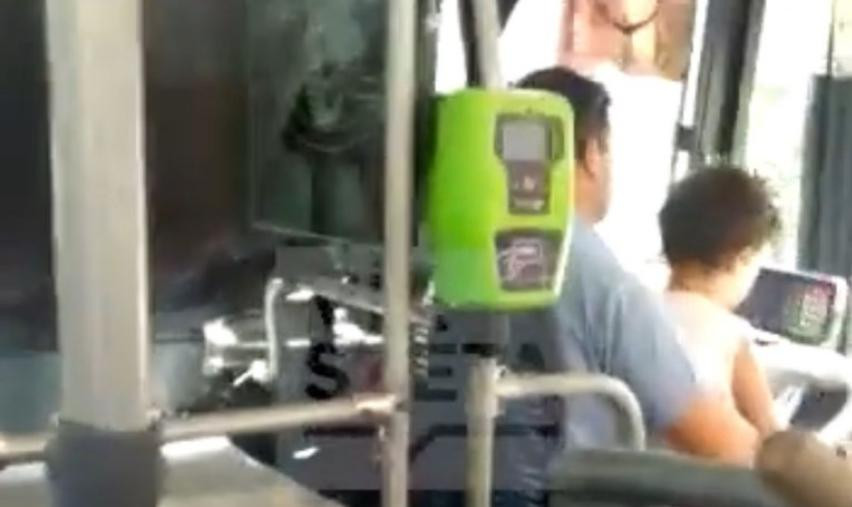 Video: un chofer de colectivo condujo con un ni&ntilde;o encima de sus piernas