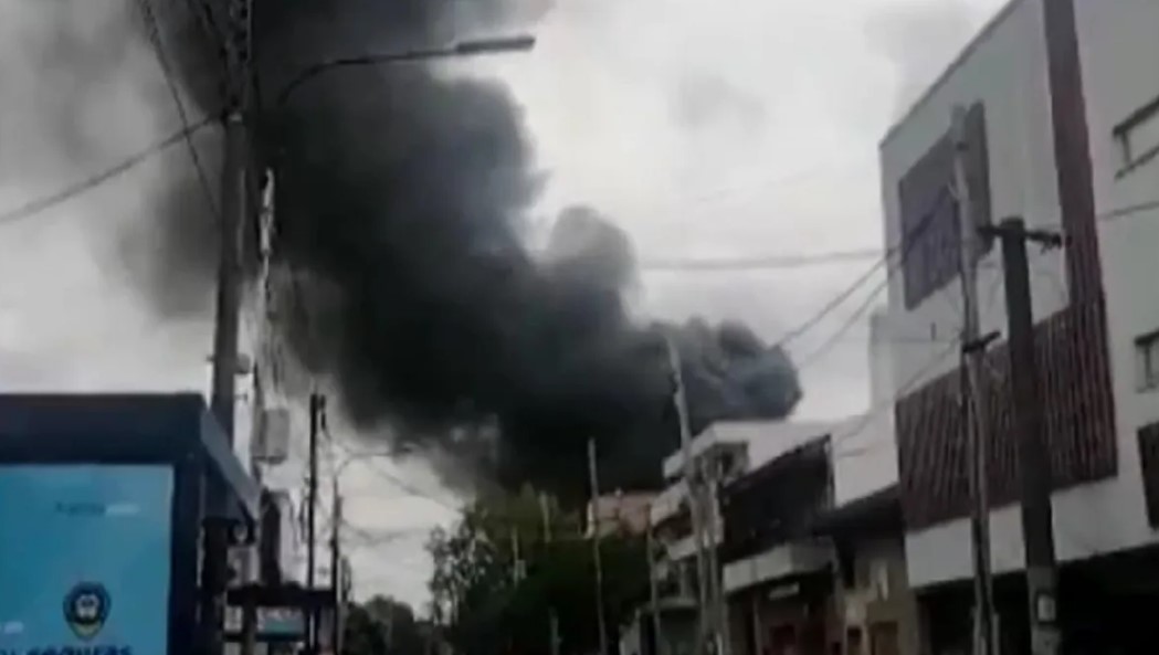 Caseros: feroz incendio en una fábrica de plásticos Caseros: feroz incendio en una fábrica de plásticos