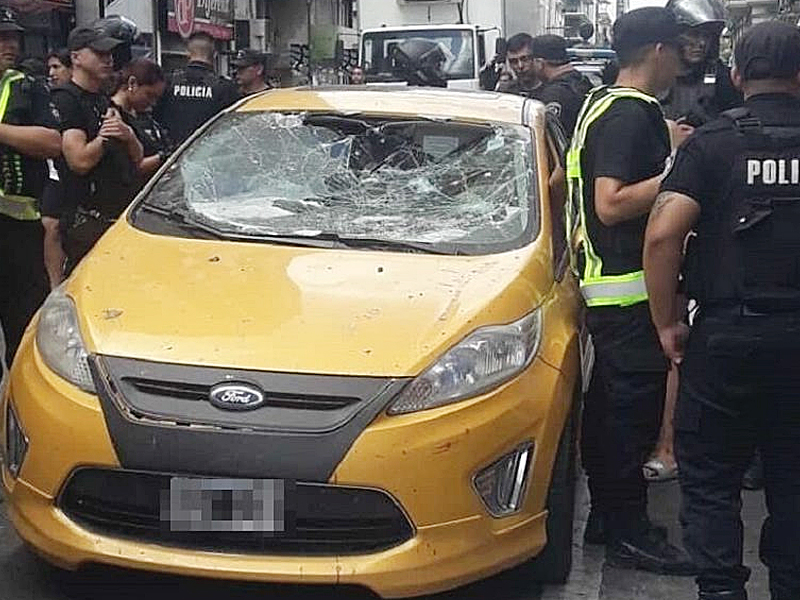 Violencia en Rosario: un hombre atropell&oacute; a varios manifestantes y le destrozaron el auto