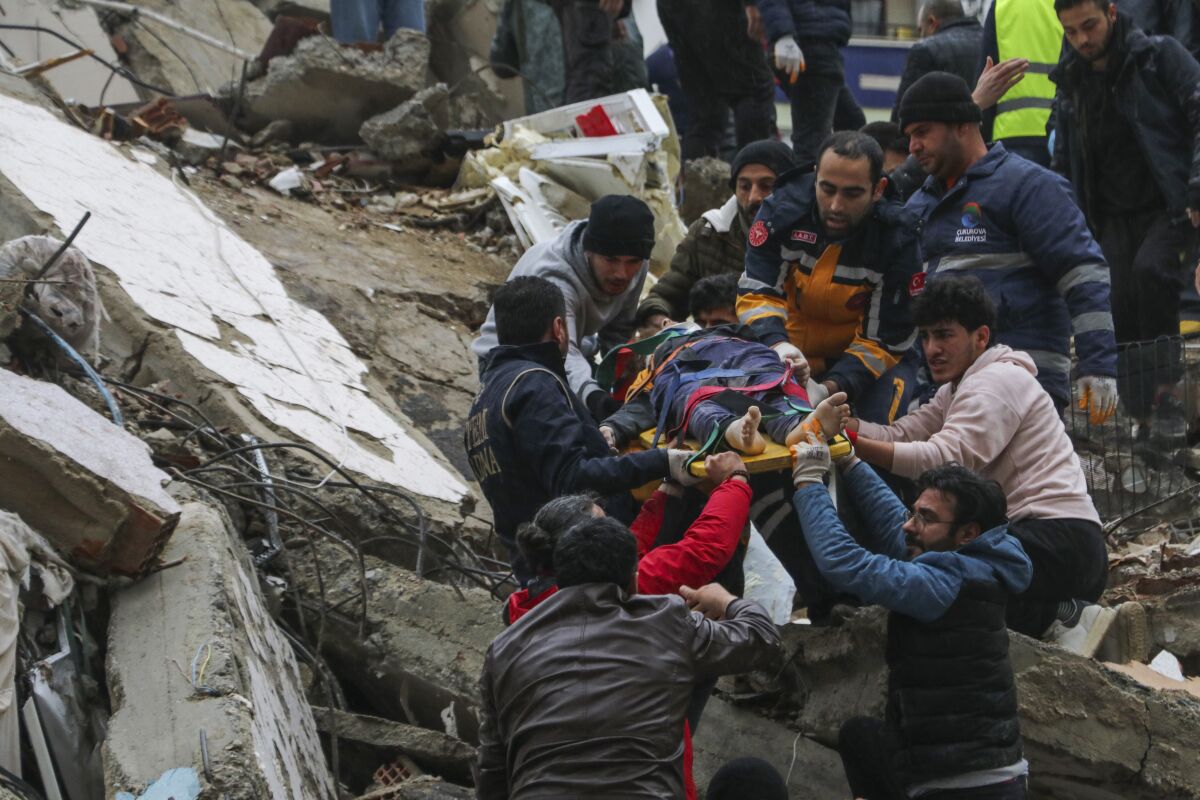 Tragedia en Turquía y Siria: un terremoto ya dejó más de 2000 muertos y miles de heridos Tragedia en Turquía y Siria: un terremoto ya dejó más de 2000 muertos y miles de heridos