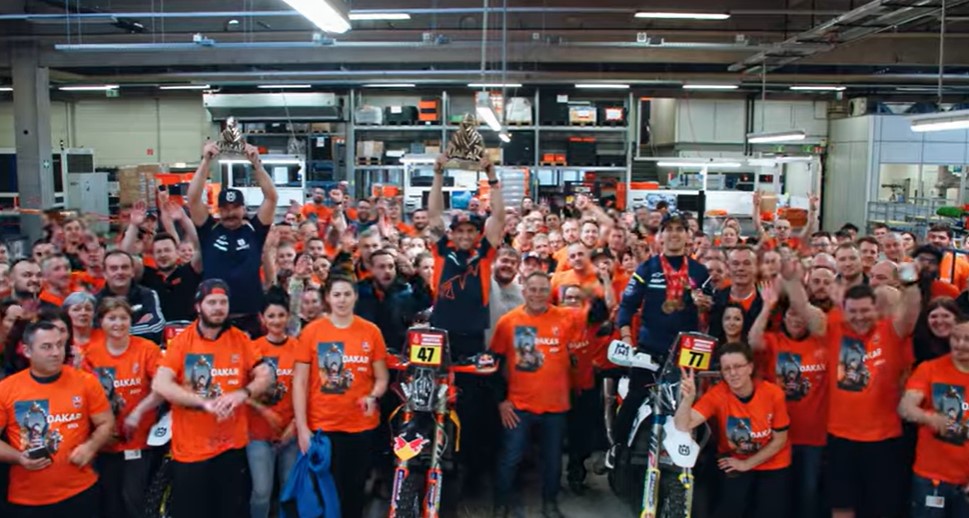 Fenomenal recibimiento en KTM a Kevin Benavides Fenomenal recibimiento en KTM a Kevin Benavides