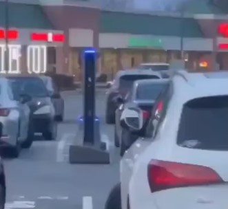 Video: un robot se escapó de su trabajo y salió a pasear por las calles Video: un robot se escapó de su trabajo y salió a pasear por las calles