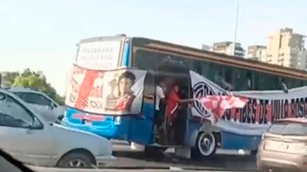 Tragedia: un hincha de River que iba colgado de un micro se cay&oacute; y perdi&oacute; su vida