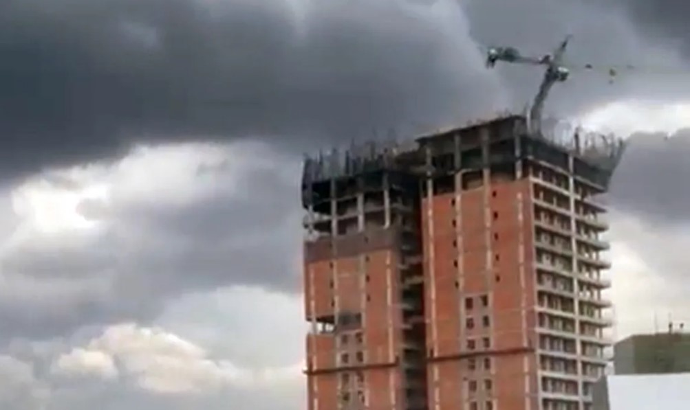 Video: una gr&uacute;a se desplom&oacute; en un edificio en construcci&oacute;n en Corrientes a causa de un temporal