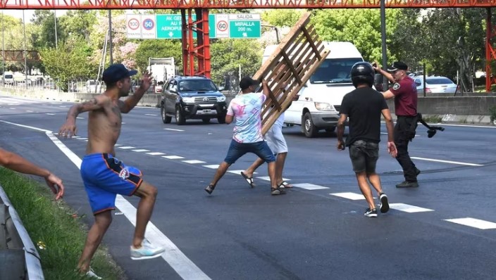 Caos en la Autopista Dellepiane: vecinos de Lugano realizaron una manifestaci&oacute;n por falta de luz y ya hay 3 detenidos