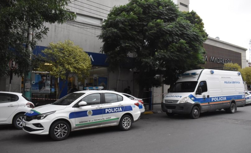 Tragedia en Trelew: un hombre falleció dentro de la sucursal de un banco Tragedia en Trelew: un hombre falleció dentro de la sucursal de un banco