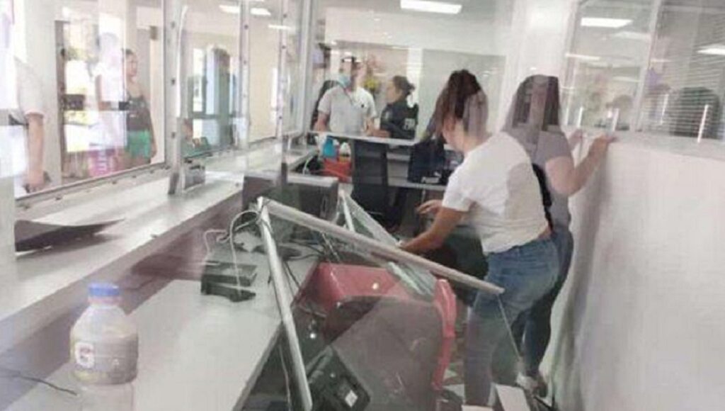 Violencia en José C. Paz: un grupo de personas destrozó la guardia del Hospital Mercante Violencia en José C. Paz: un grupo de personas destrozó la guardia del Hospital Mercante
