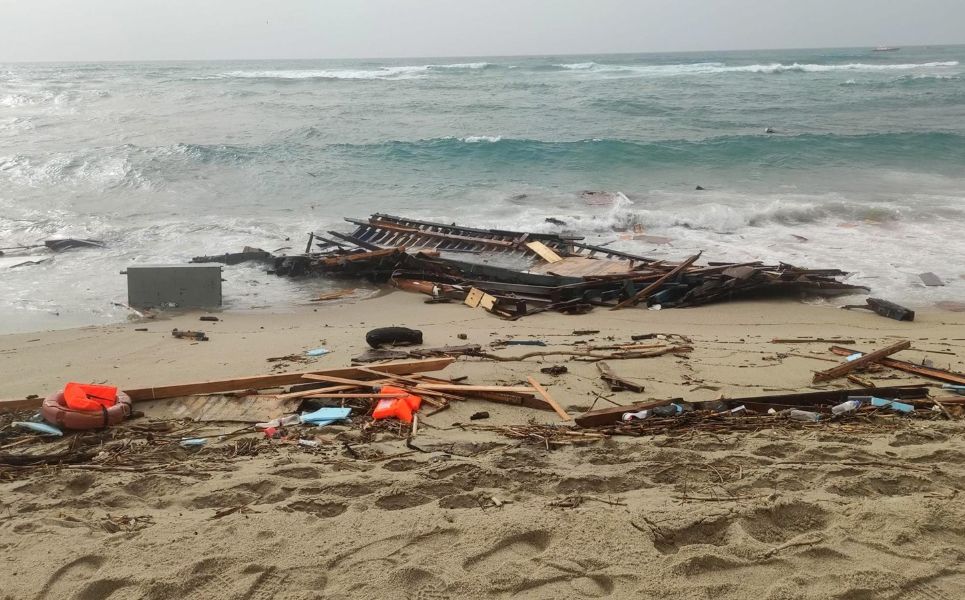 Tragedia en Italia: murieron 40 migrantes tras el naufragio de una embarcación en la costa Tragedia en Italia: murieron 40 migrantes tras el naufragio de una embarcación en la costa