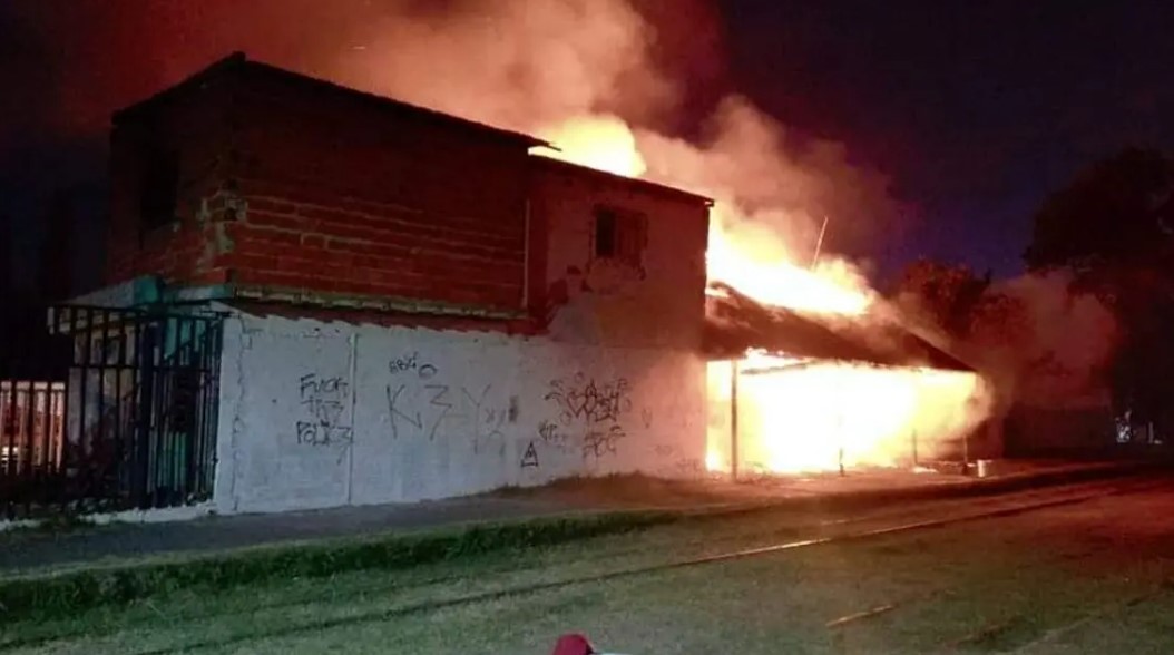 Un feroz incendio azot&oacute; a una estaci&oacute;n de tren en Villa Fiorito