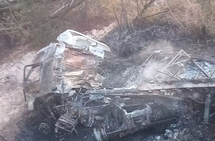 Accidente en la Ruta 14: Un cami&oacute;n cay&oacute; al vac&iacute;o desde un puente y se incendi&oacute; por completo