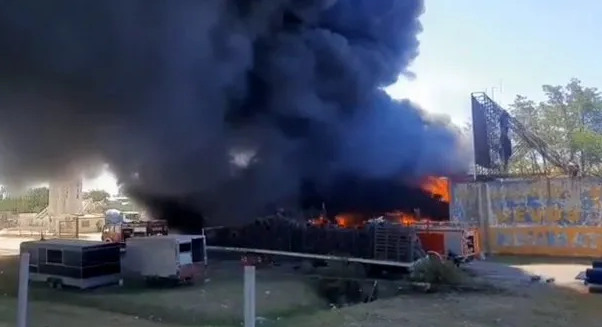 &iexcl;Terrible! Un feroz incendio azot&oacute; a un dep&oacute;sito de neum&aacute;ticos en Moreno