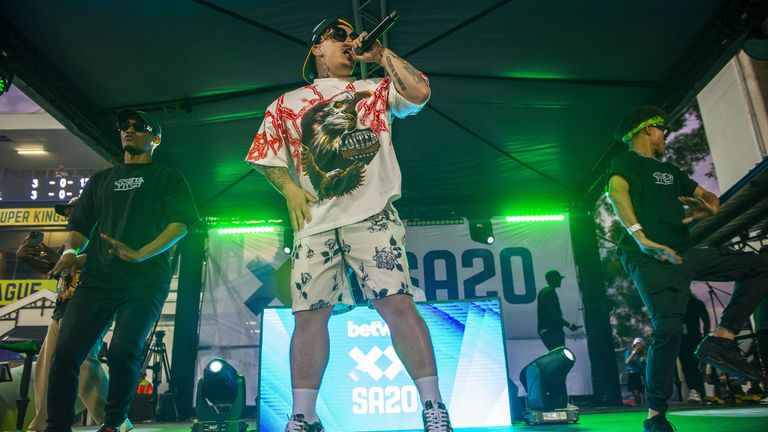Conmoci&oacute;n en Sud&aacute;frica: el rapero Costa Titch muri&oacute; en pleno concierto
