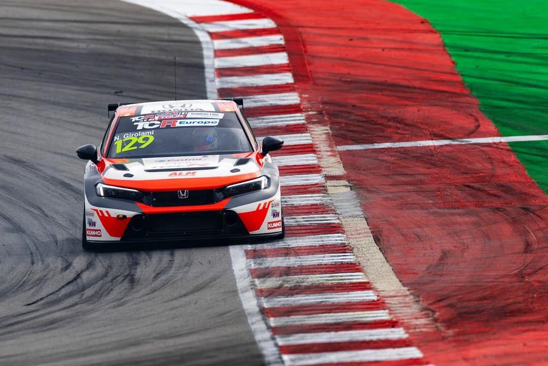 Abandono de Girolami en la 2da carrera del TCR World Tour en Portimão Abandono de Girolami en la 2da carrera del TCR World Tour en Portimão