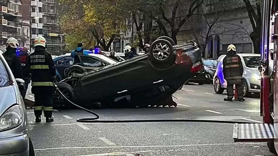 Choque y vuelco en Caballito: el conductor escapó y dejó a su pareja en el auto Choque y vuelco en Caballito: el conductor escapó y dejó a su pareja en el auto