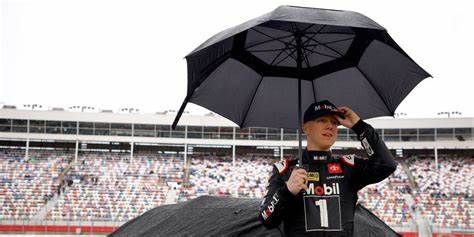 NASCAR corre este lunes en Charlotte NASCAR corre este lunes en Charlotte