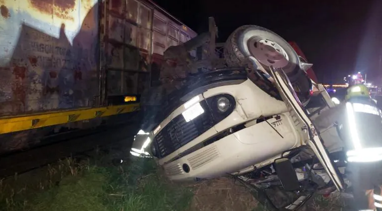 Accidente fatal en el Gran Rosario: un hombre muri&oacute; luego de que un tren arrollara a un cami&oacute;n