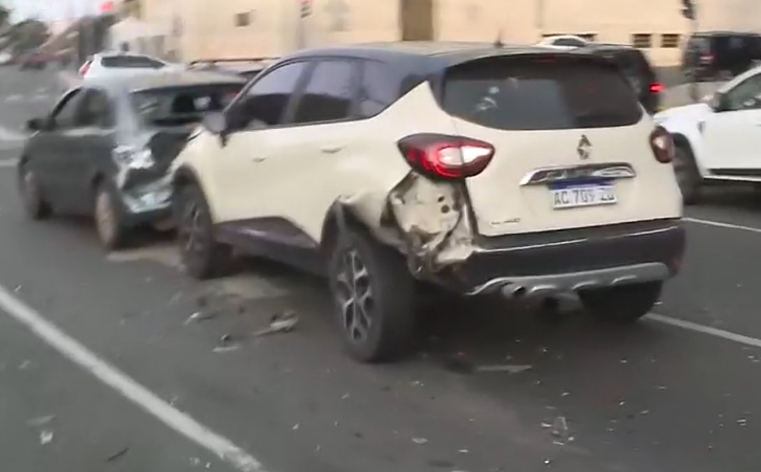 Se quedó dormido y chocó a 4 autos en plena Avenida 9 de julio Se quedó dormido y chocó a 4 autos en plena Avenida 9 de julio