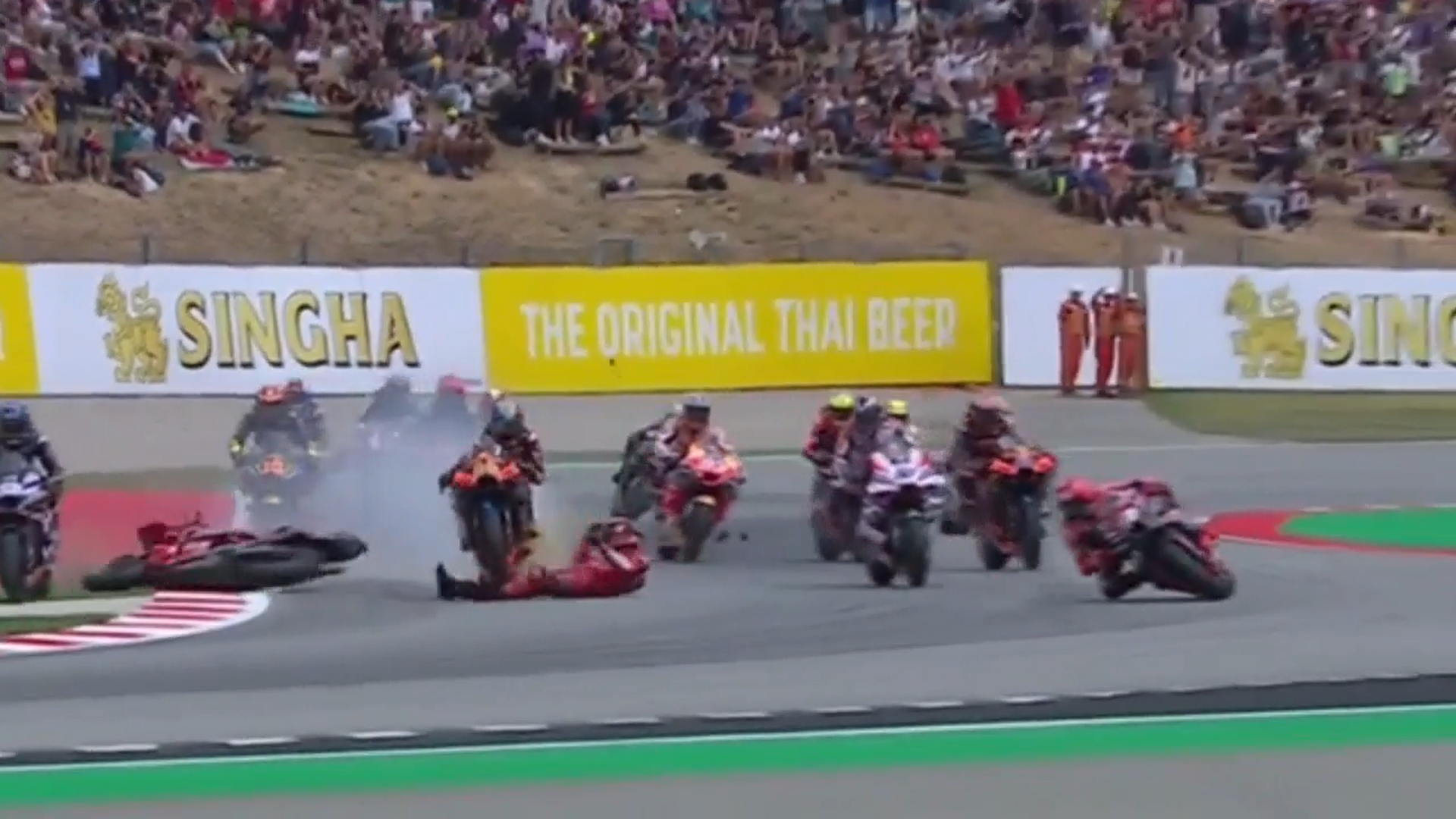 Impactante accidente en la largada de MotoGP en Cataluña Impactante accidente en la largada de MotoGP en Cataluña