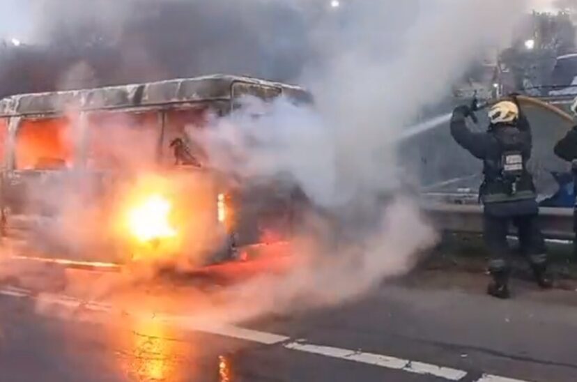 Se incendió una combi y causó demoras en General Paz Se incendió una combi y causó demoras en General Paz