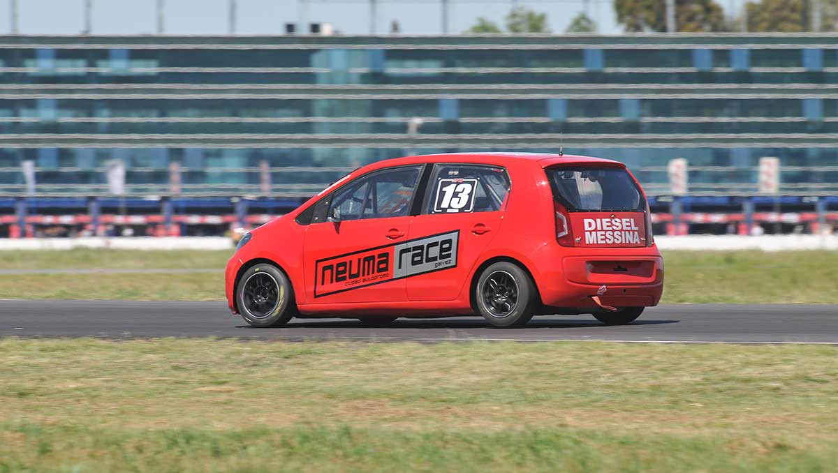 Turismo Pista: Tom&aacute;s Fineschi se destac&oacute; entre los invitados de la Clase 2