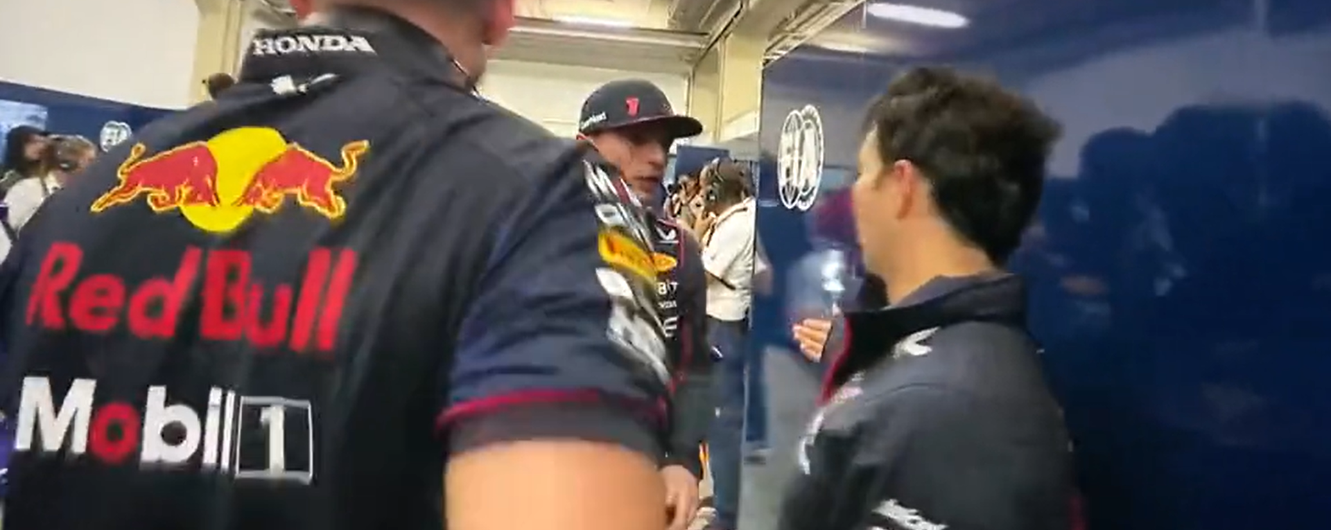 F1: la frustraci&oacute;n de Checo P&eacute;rez con Verstappen en el box de Red Bull