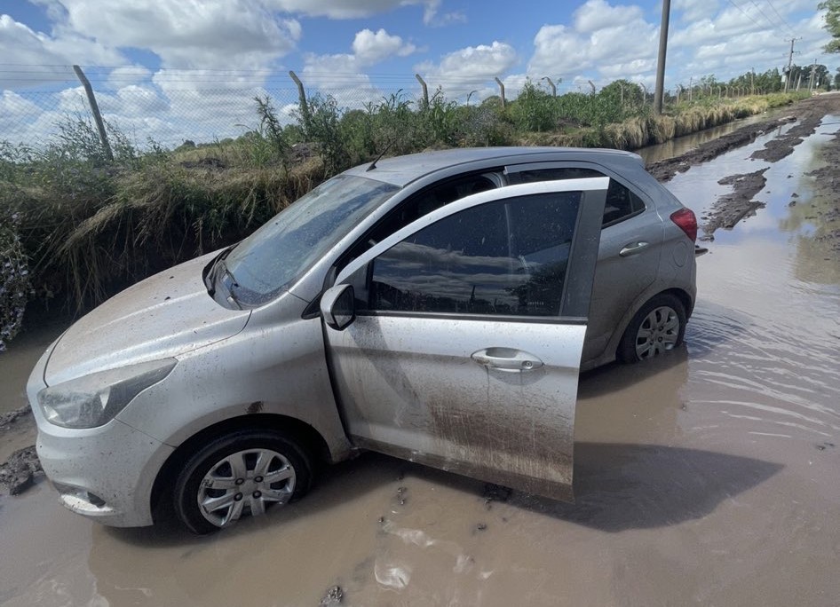 Una retroexcavadora salvó a un auto que se quedó estancado en plena Navidad Una retroexcavadora salvó a un auto que se quedó estancado en plena Navidad
