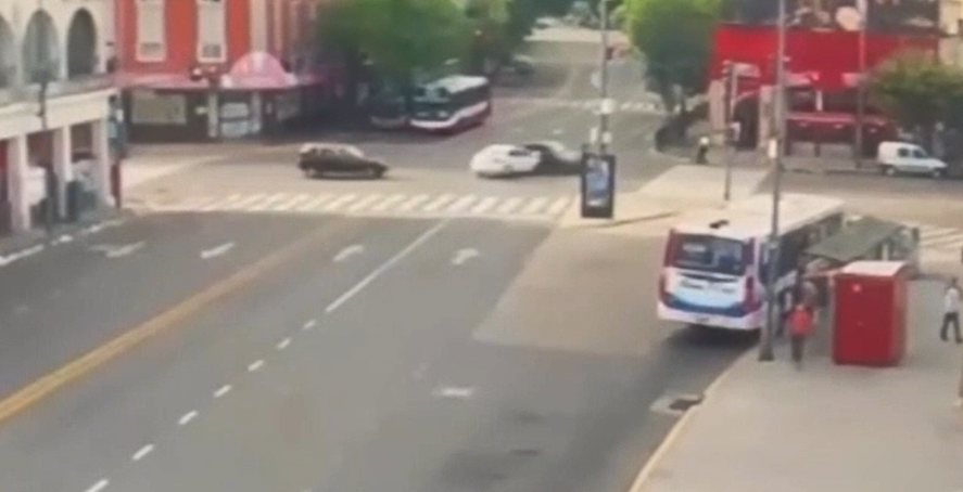 Así fue el fuerte choque en Balvanera en las primeras horas del año nuevo Así fue el fuerte choque en Balvanera en las primeras horas del año nuevo
